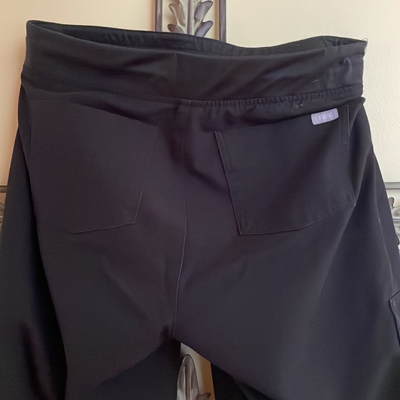 FIGS BLACK JOGGER SCRUBS - Picture 4 of 5